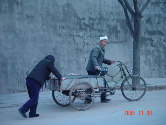 陕北农民夫妇你推我赶上坡去宝塔山.JPG