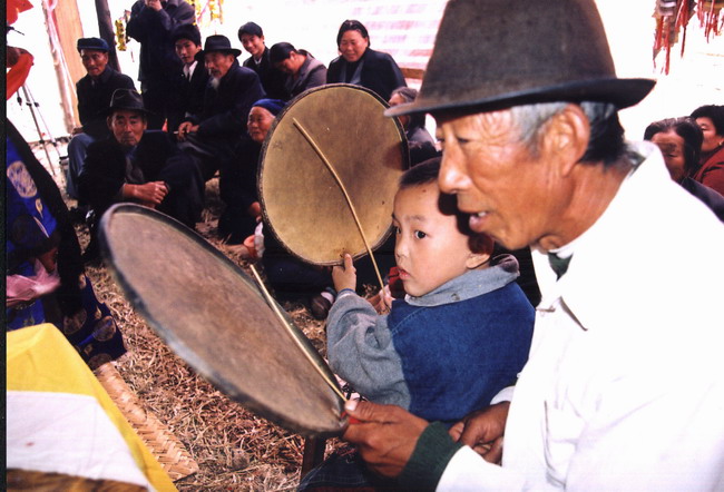 013  端鼓大戏---小孙子也想跟着敲两下.jpg