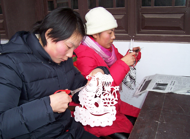 青年剪纸艺术家 黄景丽（左）华宏华（右）.JPG