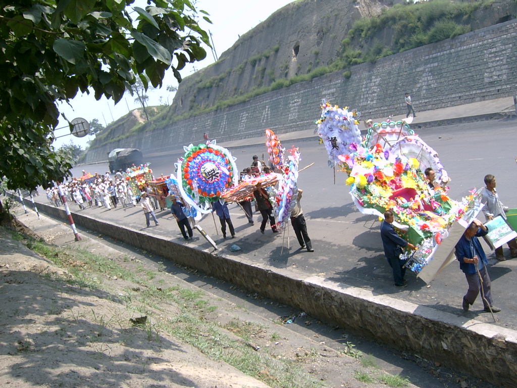 西北调查照片二 048丧葬仪式·送葬队伍浩浩荡荡（高阳）.jpg