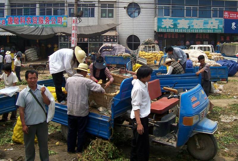 10 界河镇杨庄农贸市场一角 货栈老板注视即将驶进市场的小车.jpg