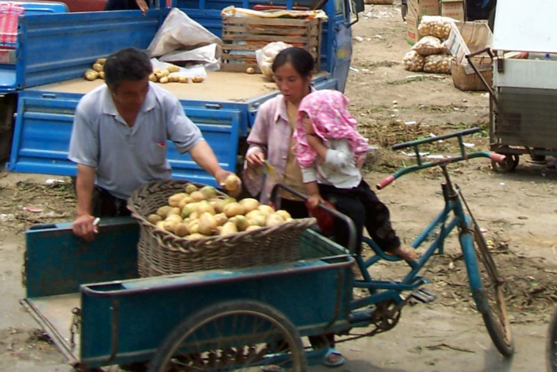 3 卖土豆的母子 界河农贸市场一角.jpg