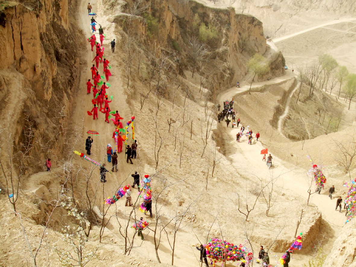 走在山道上的赛花队伍.jpg