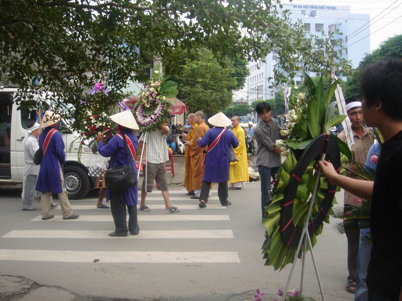 2花圈与民族乐队先出来准备.JPG