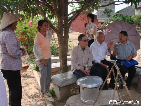 与会学者在扬美古镇田野调查4.jpg